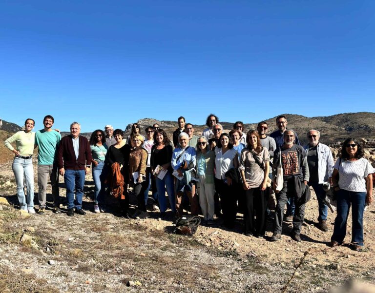 Fotografía de las personas participantes en el encuentro, junto a los restos del castillo de Bejis.